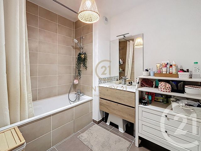 Appartement F3 à vendre - 3 pièces - 61.0 m2 - GIVORS - 69 - RHONE-ALPES - Century 21 Hestia Ldi